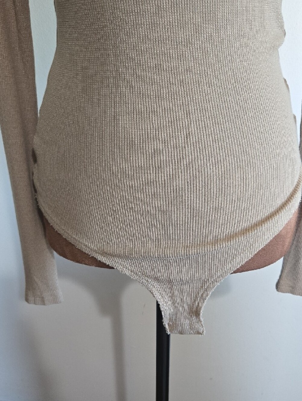 T41 POL Ribbed Bodysuit Tan Sz Md Snap Closure Stretch Full Booty Round Neck - Picture 4 of 11